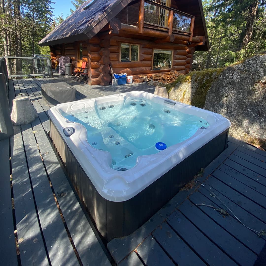 jacuzzi on a cabin in the montains